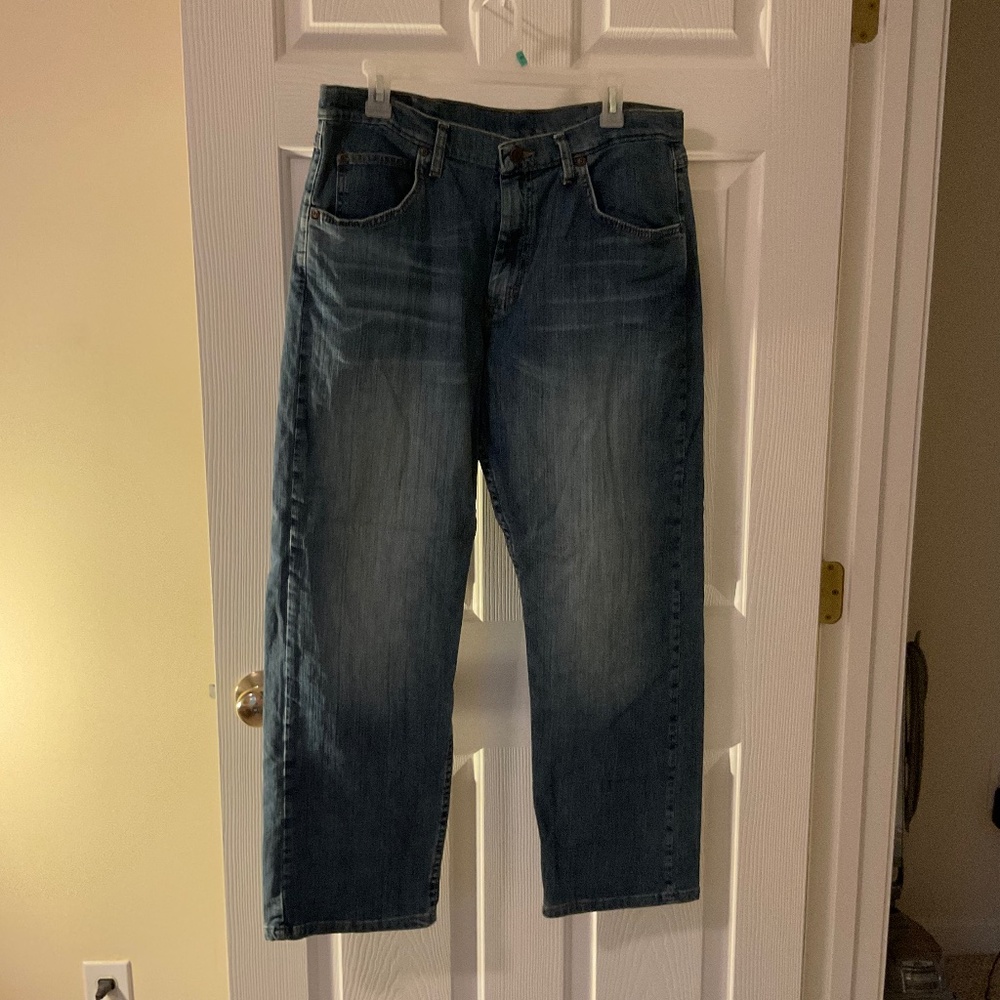 Wrangler men’s jeans 34 x 30 medium wash relaxed straight classic denim